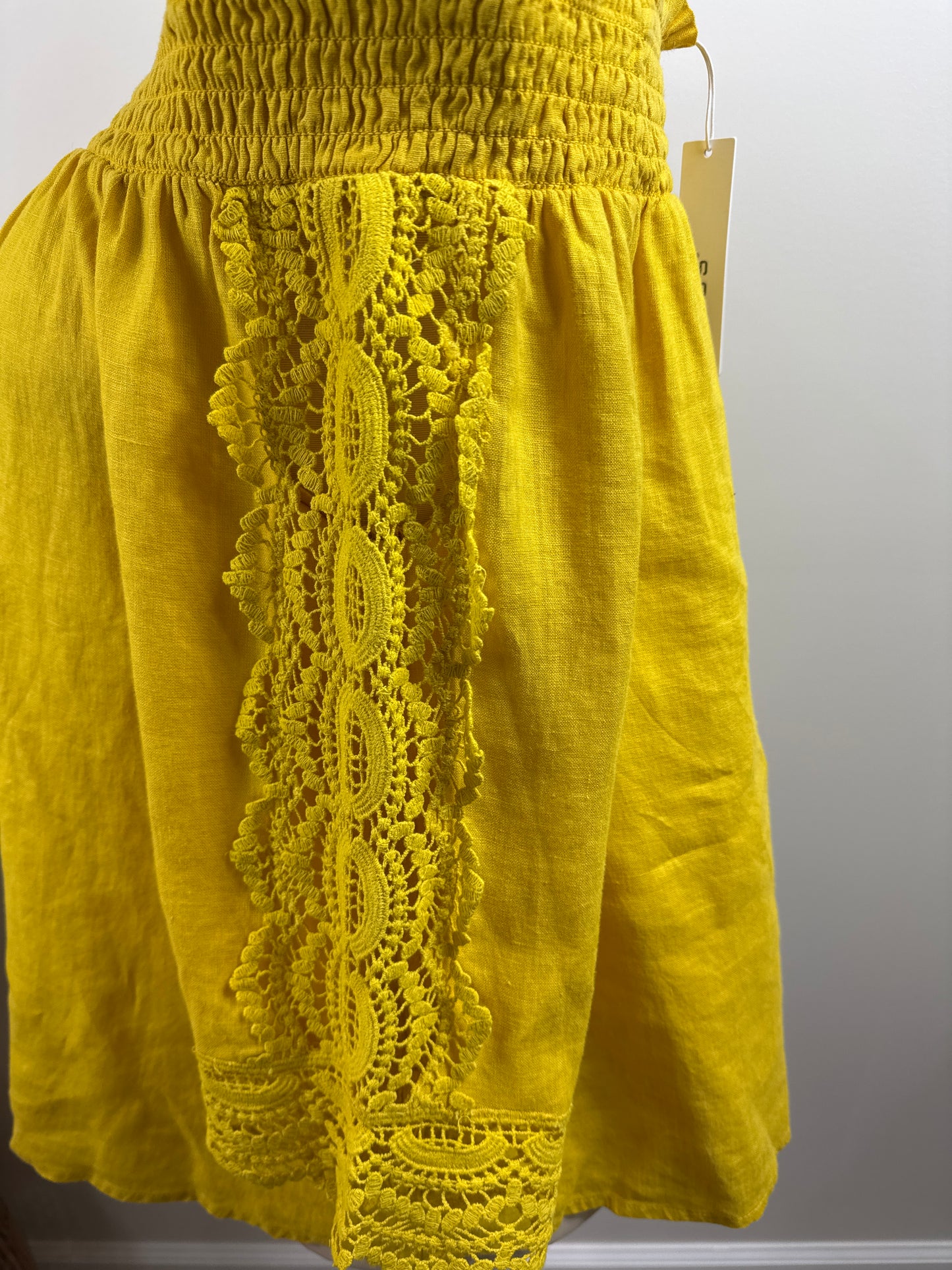 Size 2 NWTs Off-Shoulder Pineapple Yellow Fizz Blouse