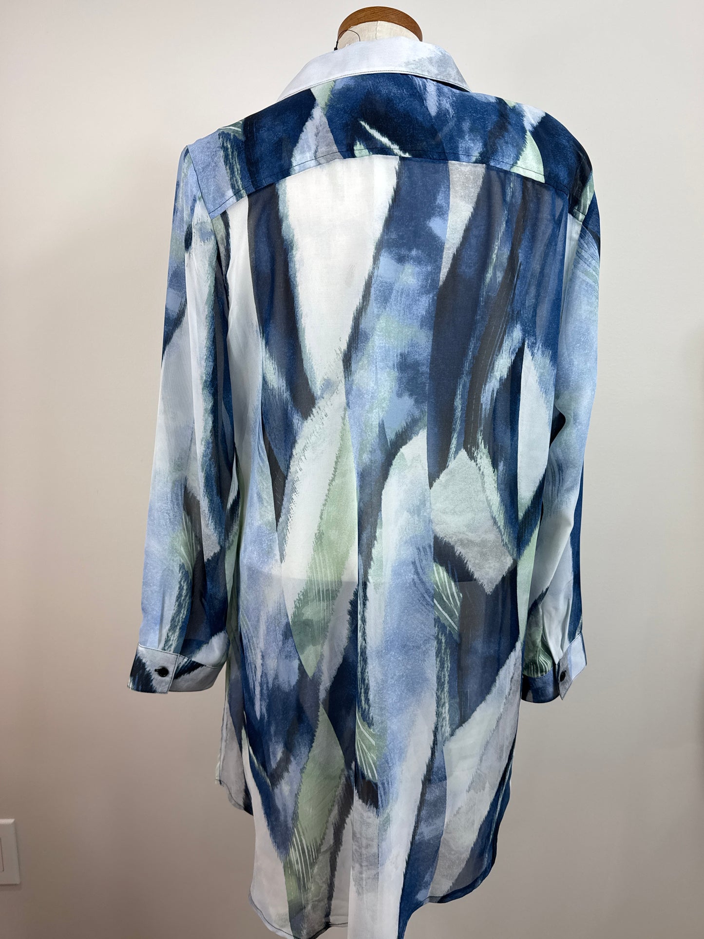 Size 1 100% Polyester button up long blouse