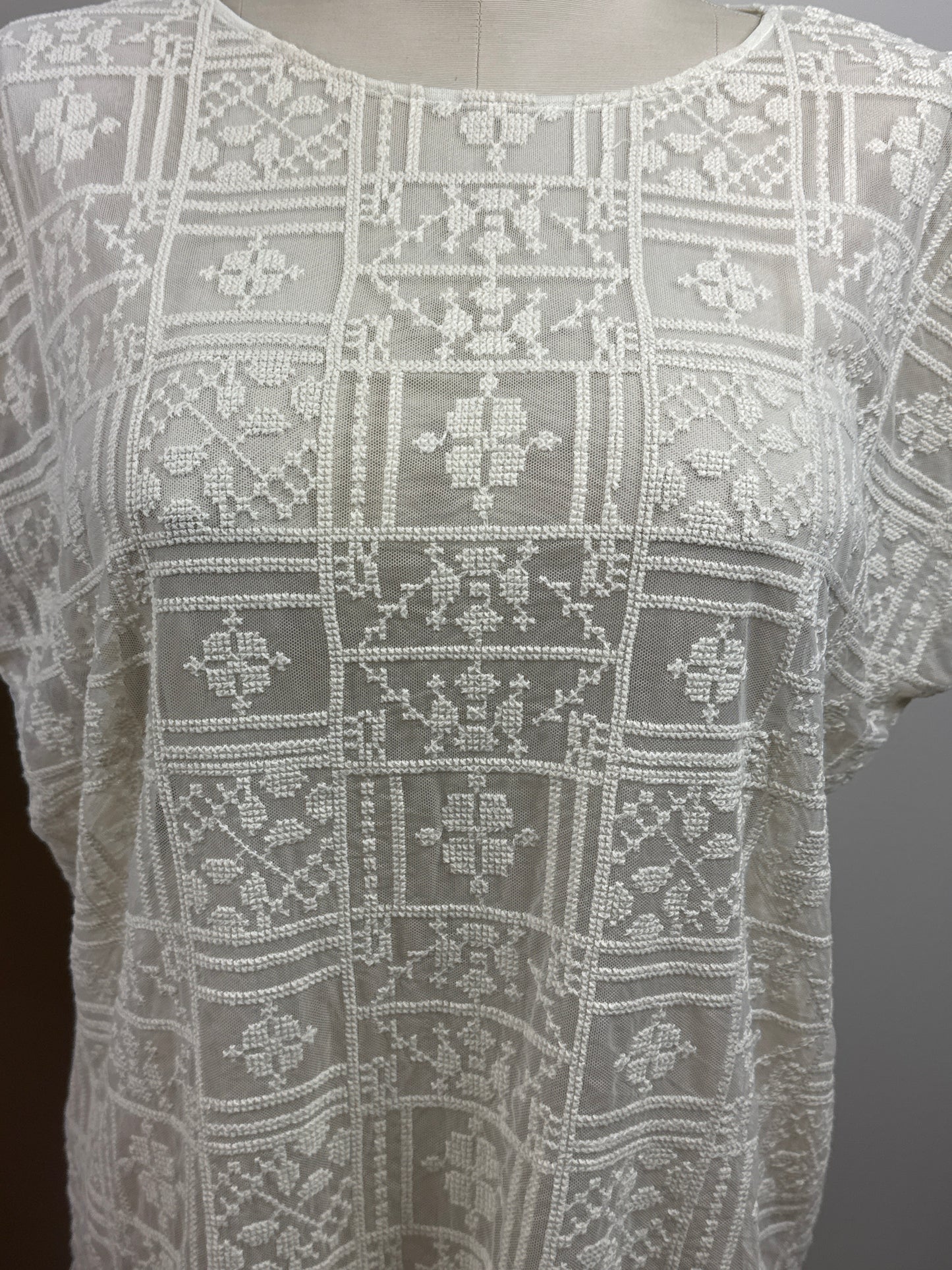 Size 3 Sheer Short Sleeve Blouse cream with a patter