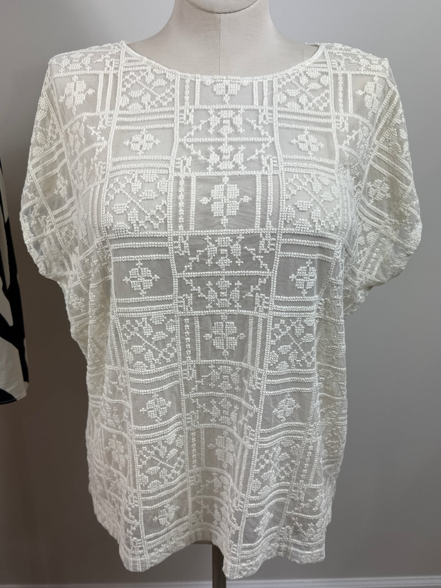 Size 3 Sheer Short Sleeve Blouse cream with a patter