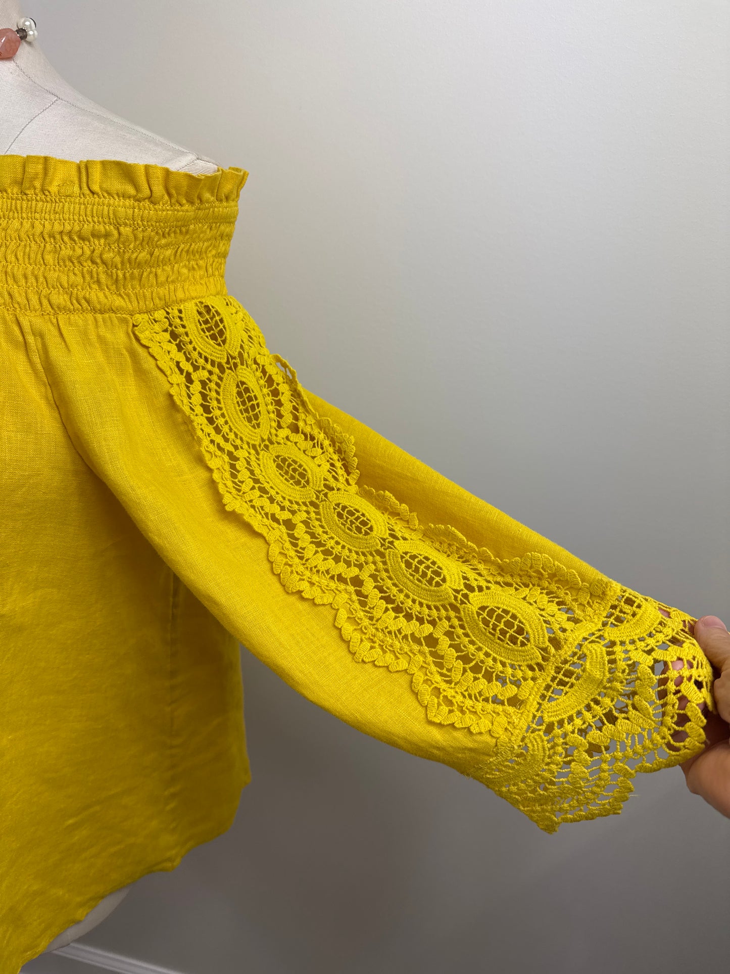 Size 2 NWTs Off-Shoulder Pineapple Yellow Fizz Blouse