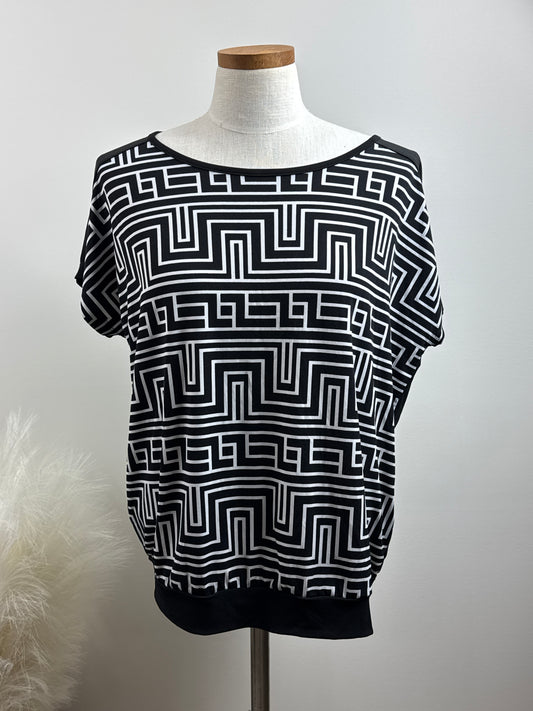 Size 2 Modern Short Sleeve Blouse Black & White