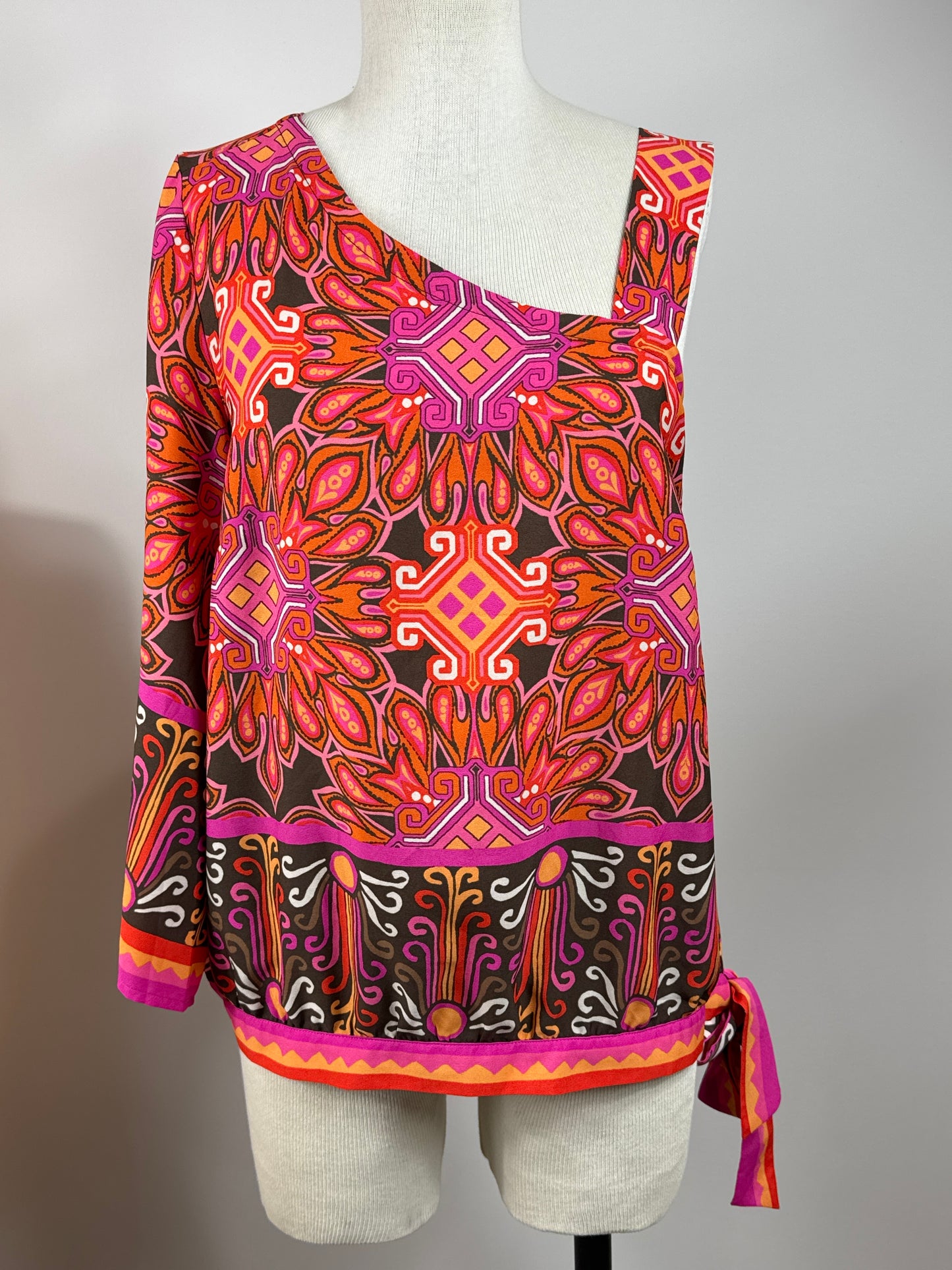 Size 1 open one shoulder blouse ties at waist
