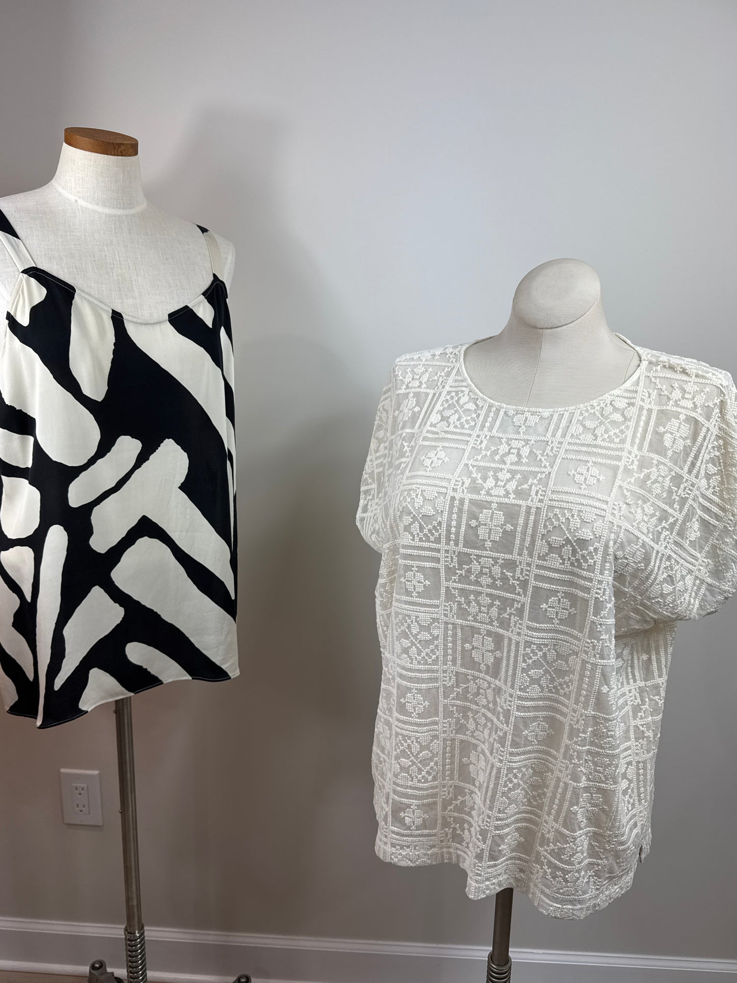 Size 3 Sheer Short Sleeve Blouse cream with a patter