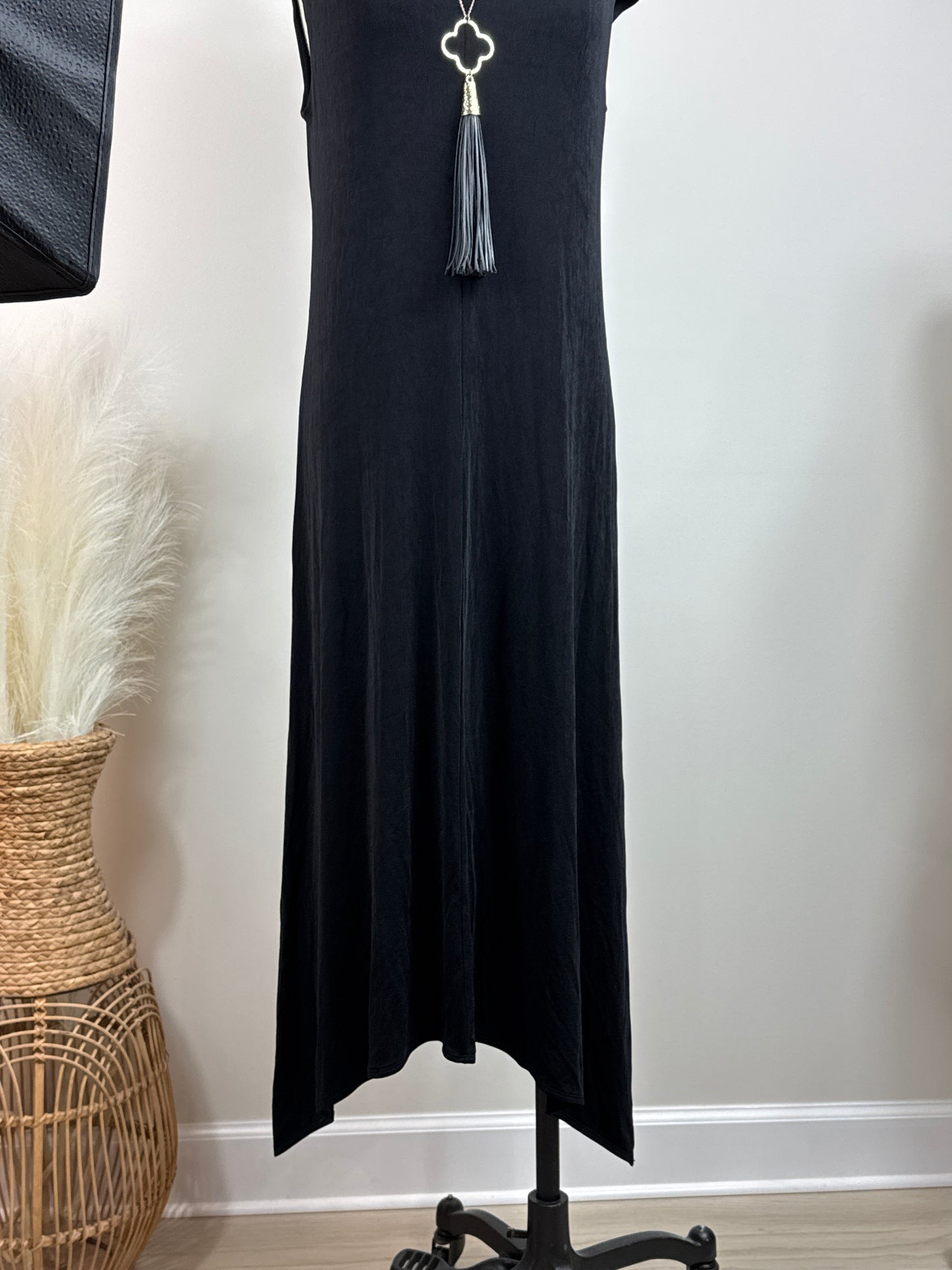 Size 1 Travelers Black Sleeveless Dress