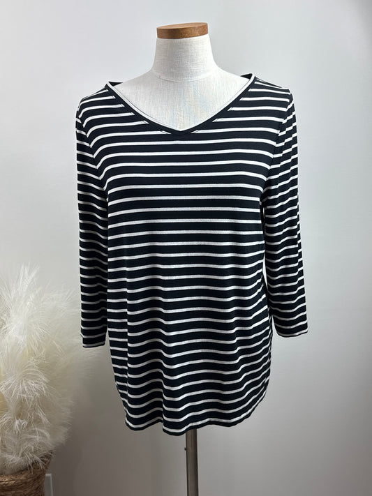 Size 2 3/4 Sleeve pull-over top in Black & White