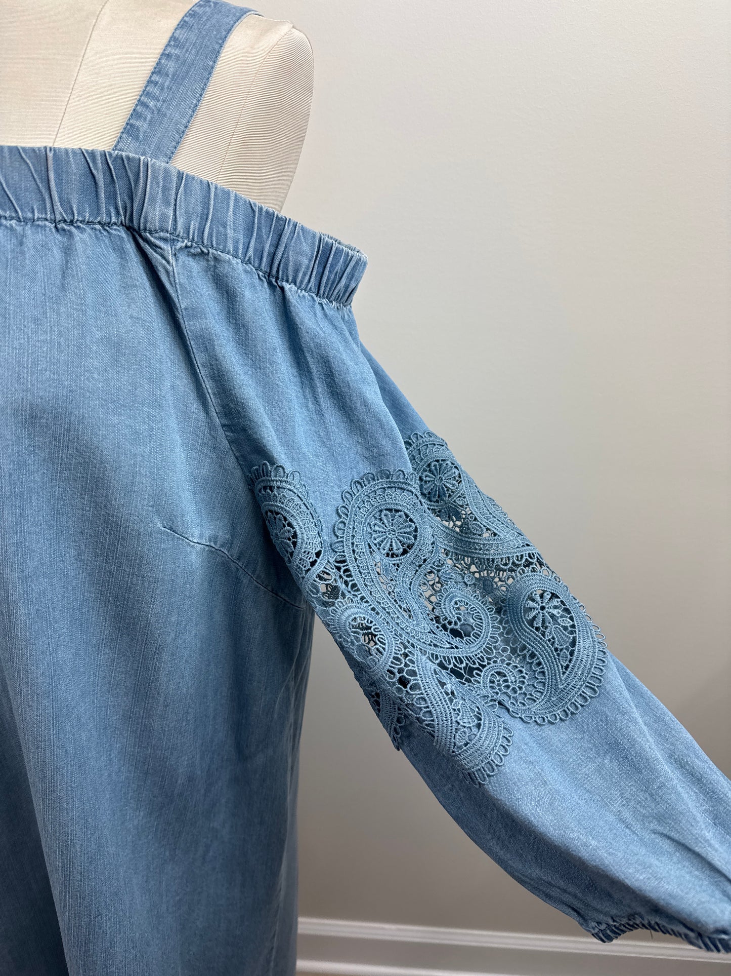 Size 4 NWTs Off Shoulder Denim Embroidery Dress