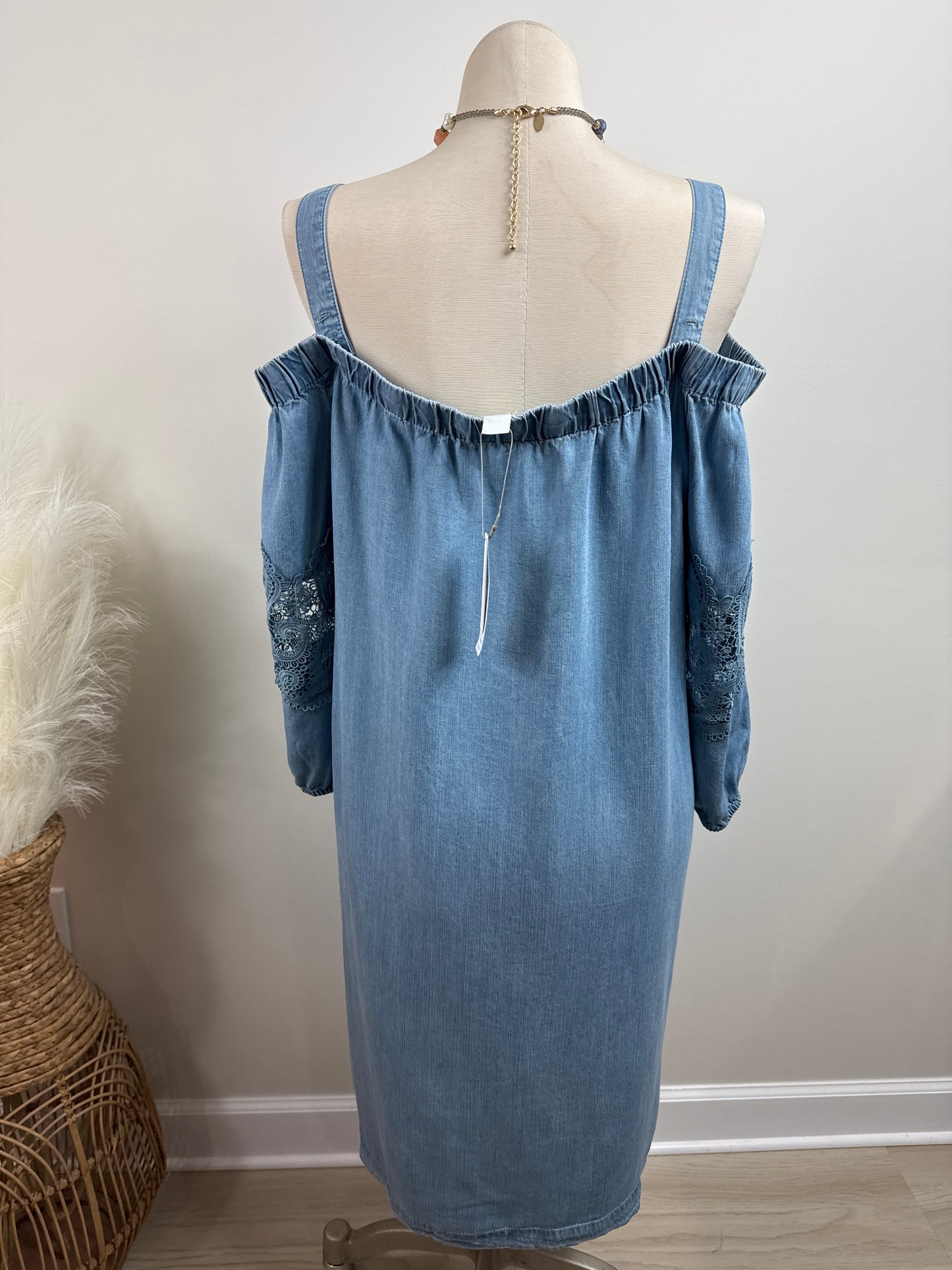 Size 4 NWTs Off Shoulder Denim Embroidery Dress