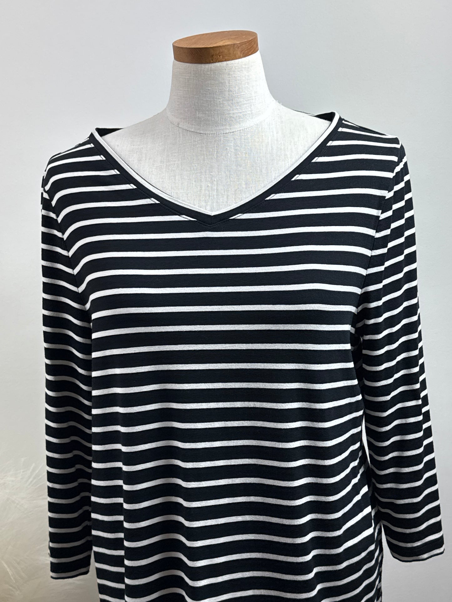 Size 2 3/4 Sleeve pull-over top in Black & White