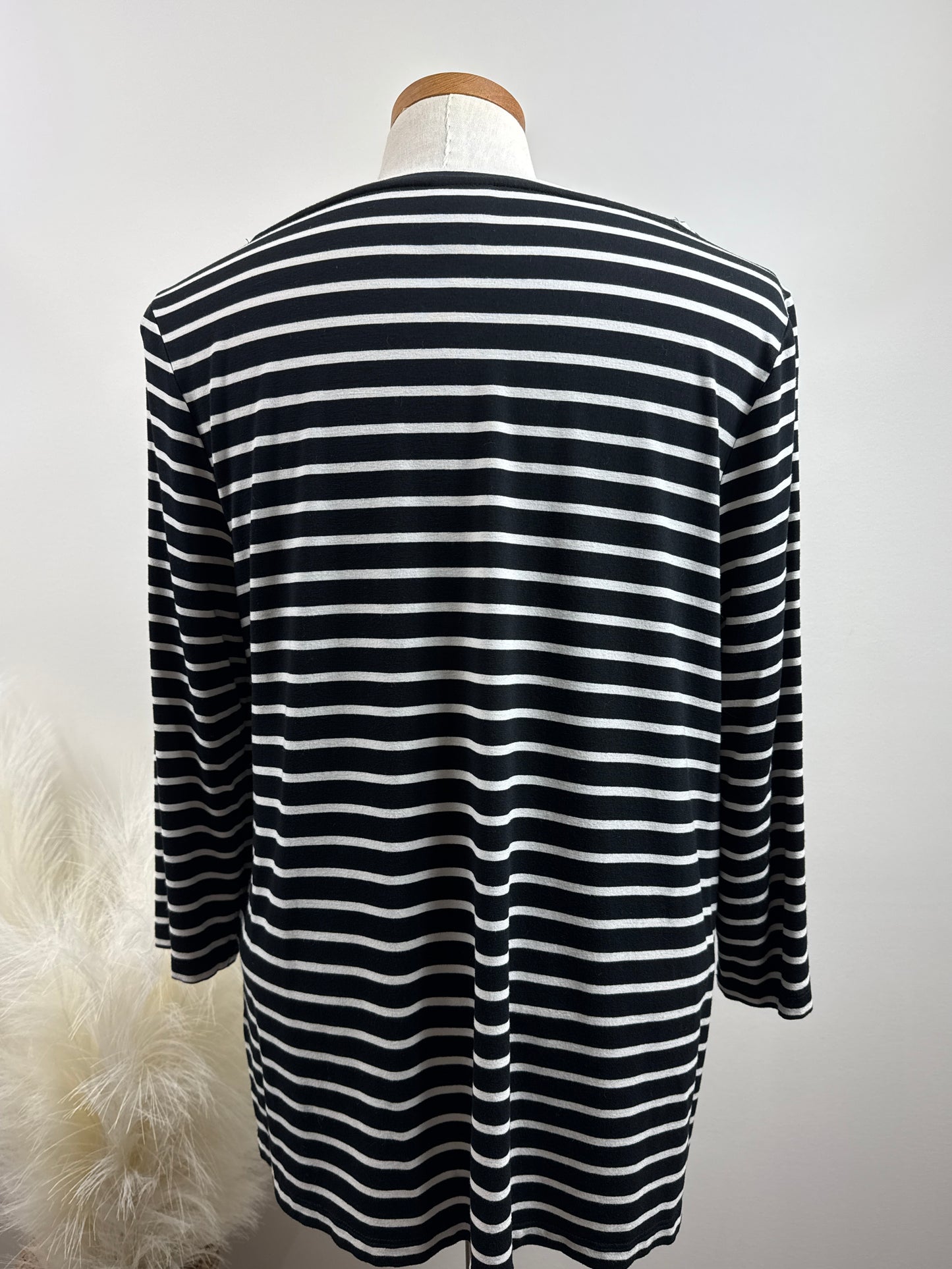 Size 2 3/4 Sleeve pull-over top in Black & White